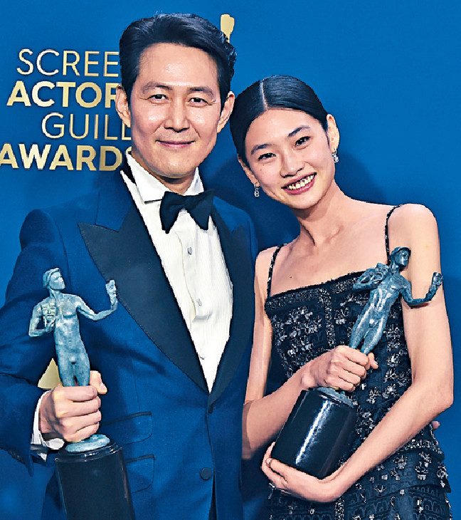 ■李政宰与郑浩妍夺视帝视后，十分兴奋。美联社
