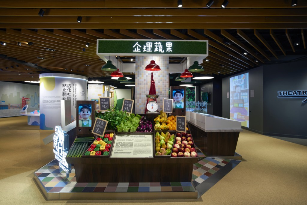 領展可持續未來館推出全新主題,走進1:1:1鮮活街市場景的「街市大 變身」,既可打卡,又可跟AI檔主閒聊,還可以擴增實境(AR)濾鏡透視微縮模型,解構街市脫胎換骨及變遷的故事。(圖片來源:領展) 領展可持續未來館推出全新主題,走進1:1:1鮮活街市場景的「街市大 變身」,既可打卡,又可跟AI檔主閒聊,還可以擴增實境(AR)濾鏡透視微縮模型,解構街市脫胎換骨及變遷的故事。(圖片來源:領展)