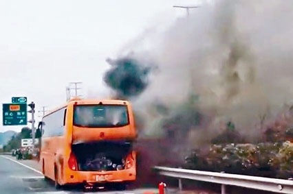 載有港人旅行團的旅巴駛返深圳途中起火，冒出濃煙。