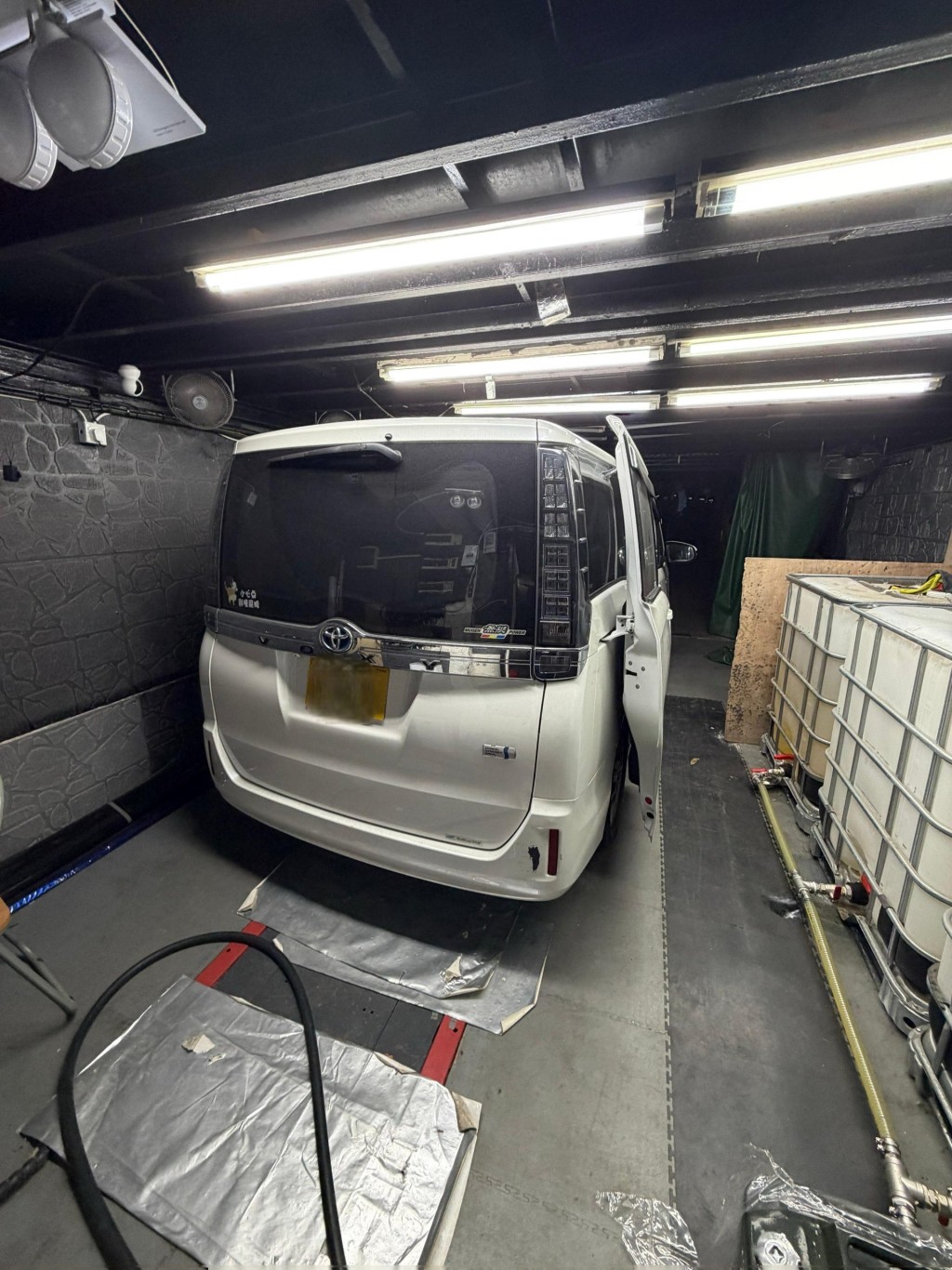 3月11日，消防處在土瓜灣一幢商住樓宇地鋪搗破非法油站。