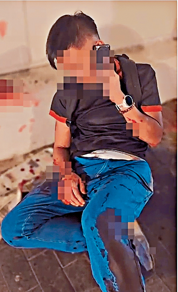 身中5刀的休班警長滿身鮮血以手機報警。