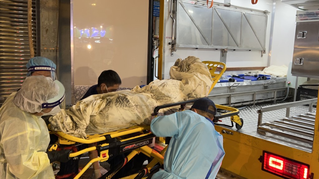 死者遺體由食環署仵工移送至殮房。蔡楚輝攝 死者遺體由食環署仵工移送至殮房。蔡楚輝攝