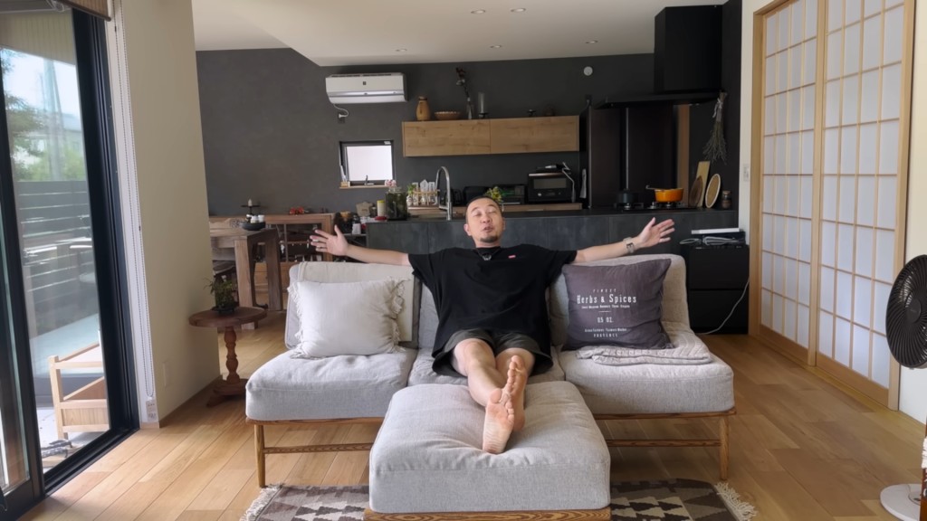 大J的獨立屋建好後,曾拍片分享屋內環境。 大J的獨立屋建好後,曾拍片分享屋內環境。