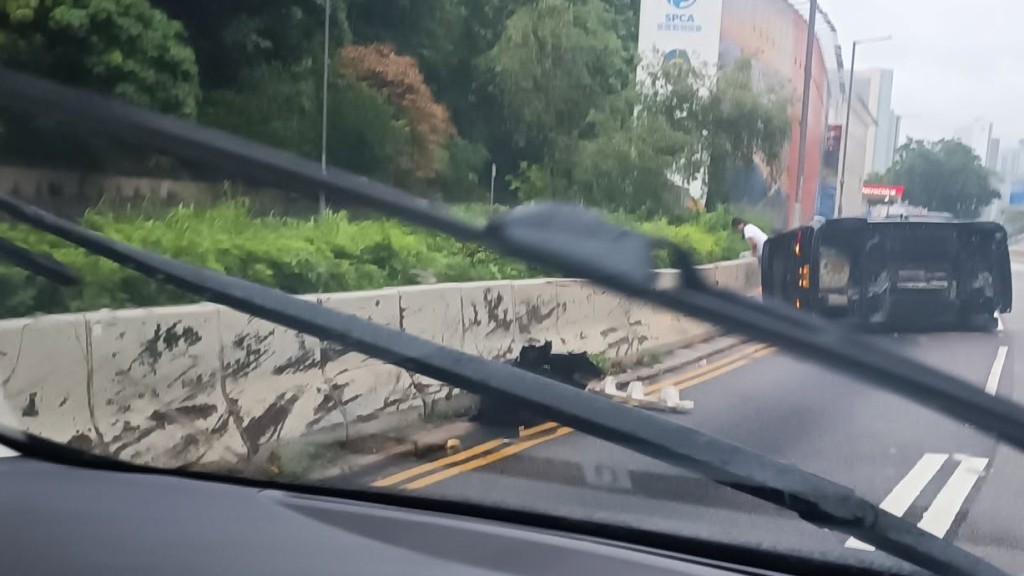 私家車撞壆翻側。fb馬路的事 (即時交通資訊台) 私家車撞壆翻側。fb馬路的事 (即時交通資訊台)