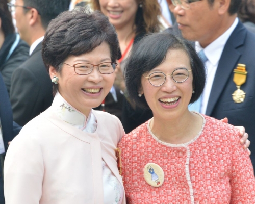 外界預料陳肇始(右)有機會成為正印女局長。