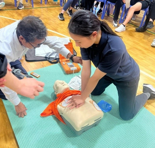 學生透過模擬實境演練在逼真環境中掌握急救技能。 學生透過模擬實境演練在逼真環境中掌握急救技能。