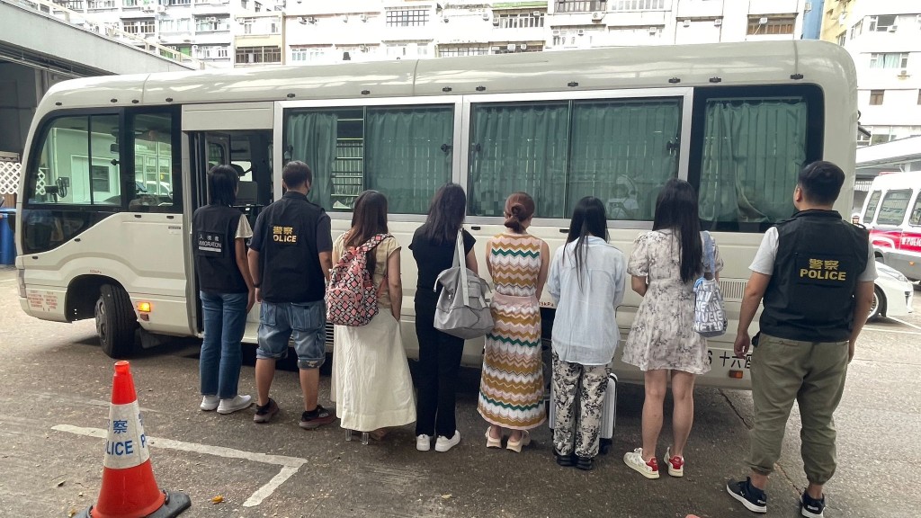 行動中，人員共拘捕11人。警方提供