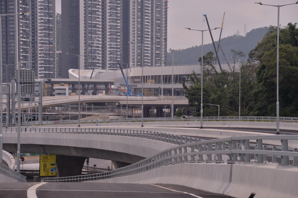 香园围公路是一条双程双线分隔的道路。