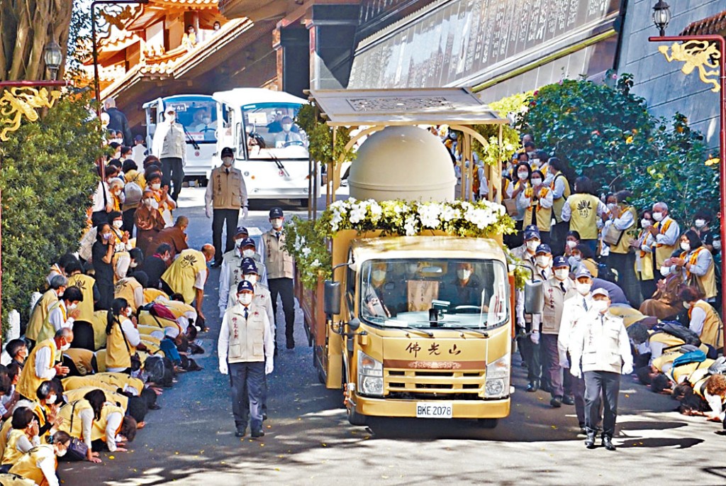 星云法师圆寂赞颂典礼昨天举行，信众沿路跪拜。