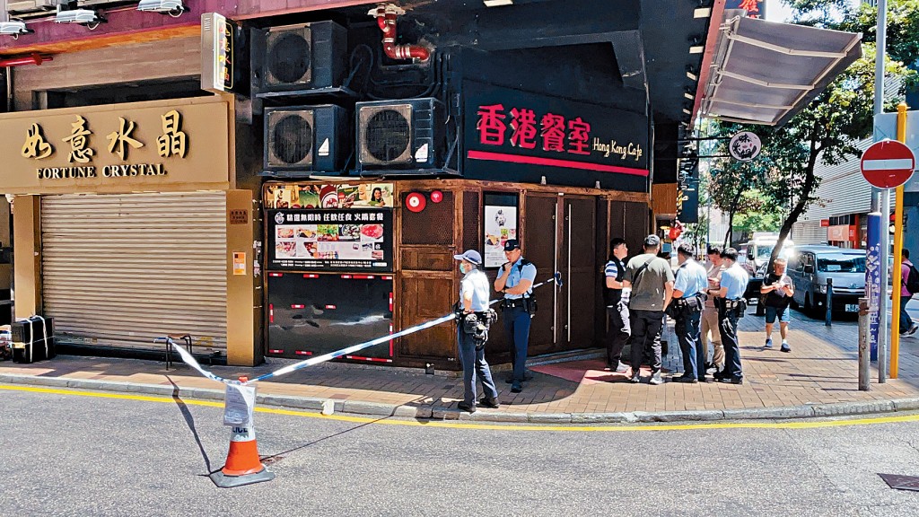 尖沙咀鬧市發生當街擄人事件，警方接報後到現場架起封鎖線調查。