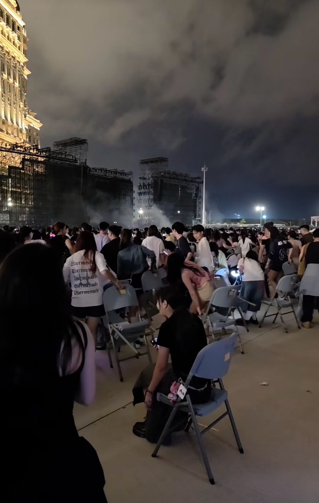 GD演出當晚，台下觀眾搬凳衝上前面。
