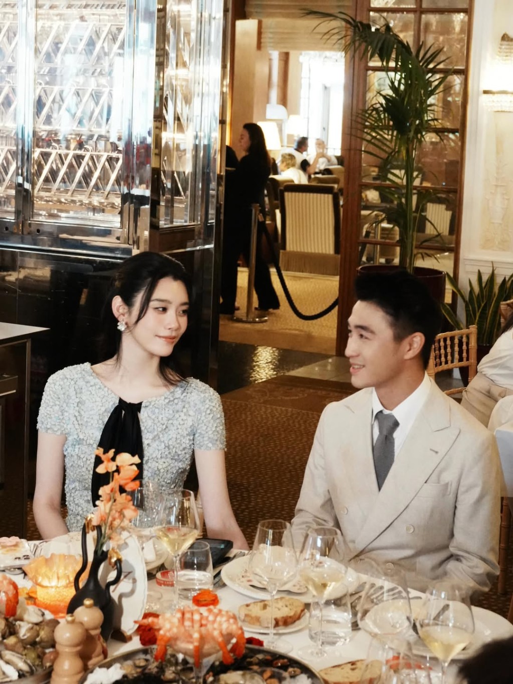 何猷君與奚夢瑤終於完成奢華婚禮。