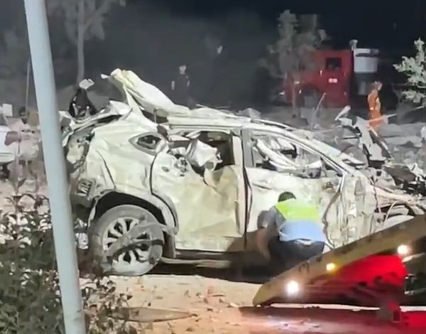 附近車輛被炸毀。央視