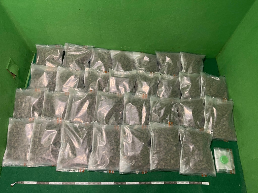 海關檢獲的大麻花。海關圖片 海關檢獲的大麻花。海關圖片