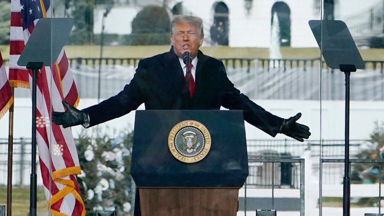 BBC被指剪輯特朗普2021年在美國國會山莊騷亂前向支持者發表演說的內容。美聯社 BBC被指剪輯特朗普2021年在美國國會山莊騷亂前向支持者發表演說的內容。美聯社