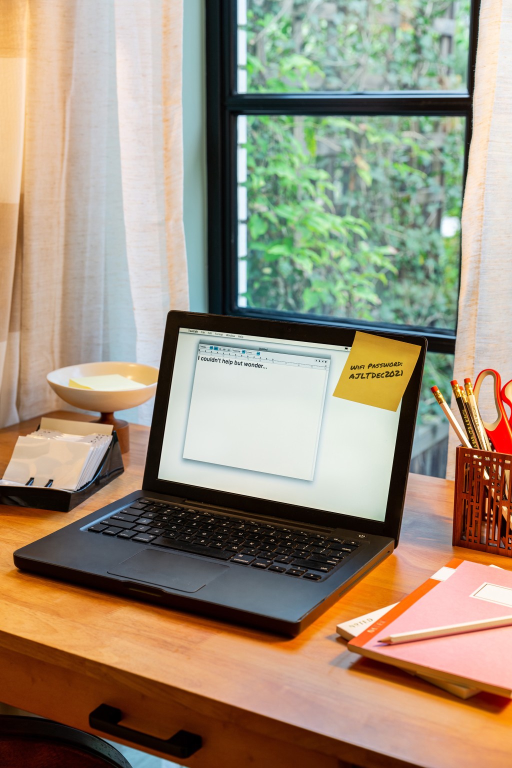 細節還原度十足！連Carrie撰寫專欄專用的Lap top、舊款電話都跟足！