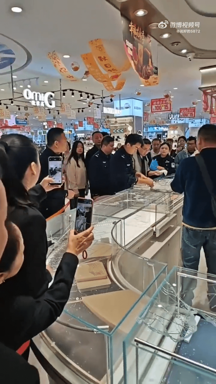 警員到場調查處置。 警員到場調查處置。