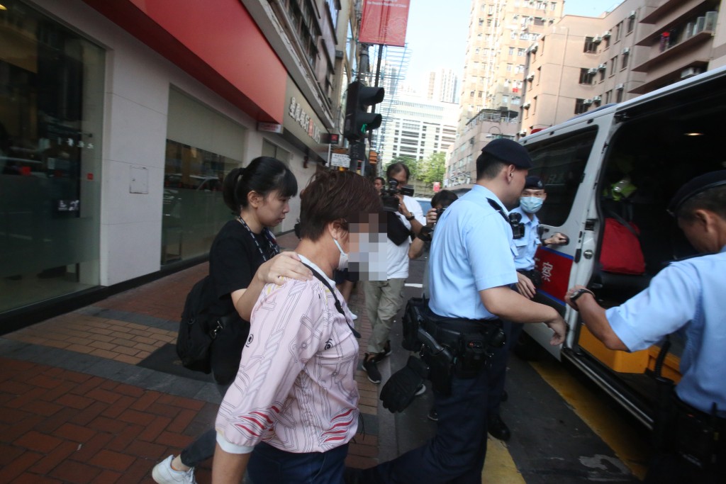 警方拘捕一名女子涉嫌持有攻擊性武器。