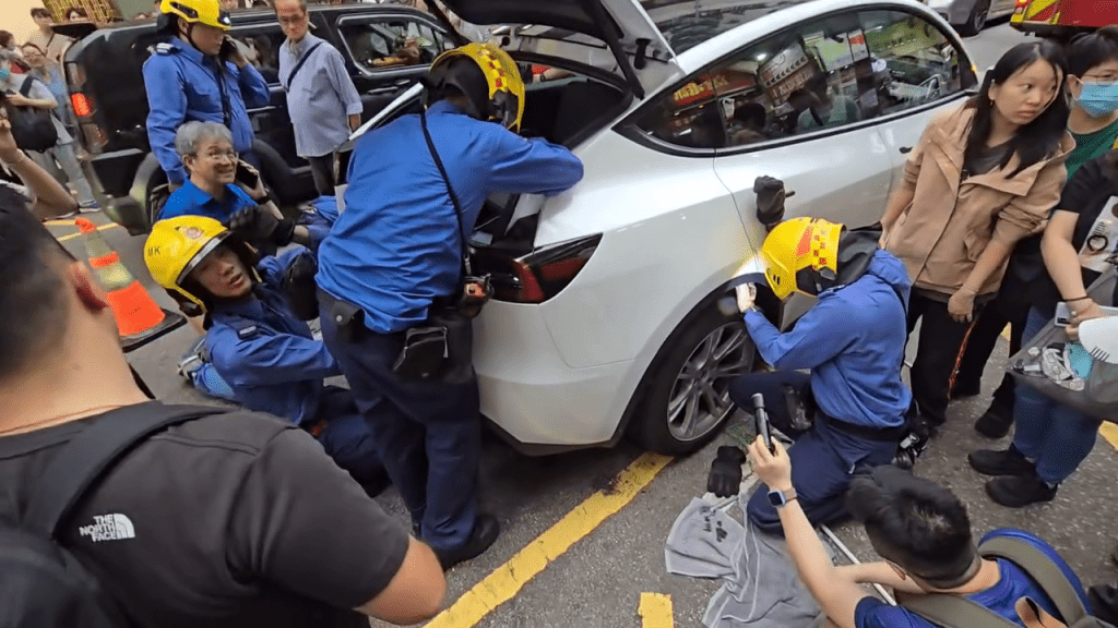 消防及市民合力拆车救猫。香港猫店长关注组FB群组