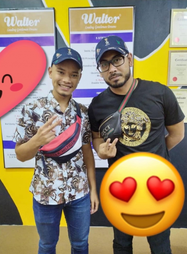 Habil（左）與老闆 Azri Walter（右）合影。