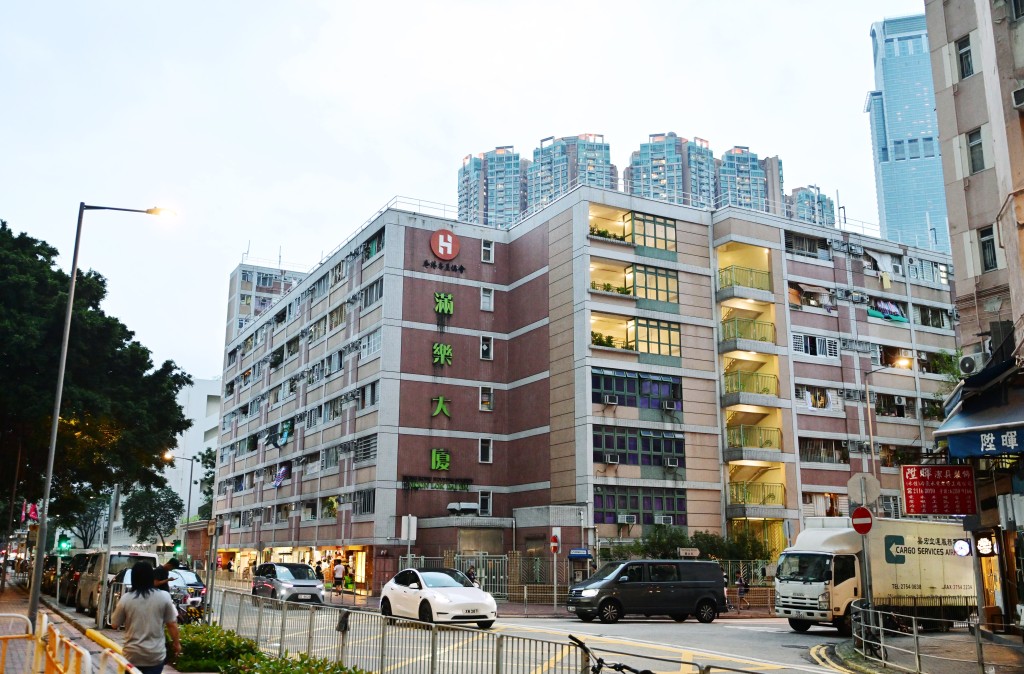 房協今年4月起已於各區屋邨舉行100多場簡介會,當中包括荃灣滿樂大廈。 房協今年4月起已於各區屋邨舉行100多場簡介會,當中包括荃灣滿樂大廈。