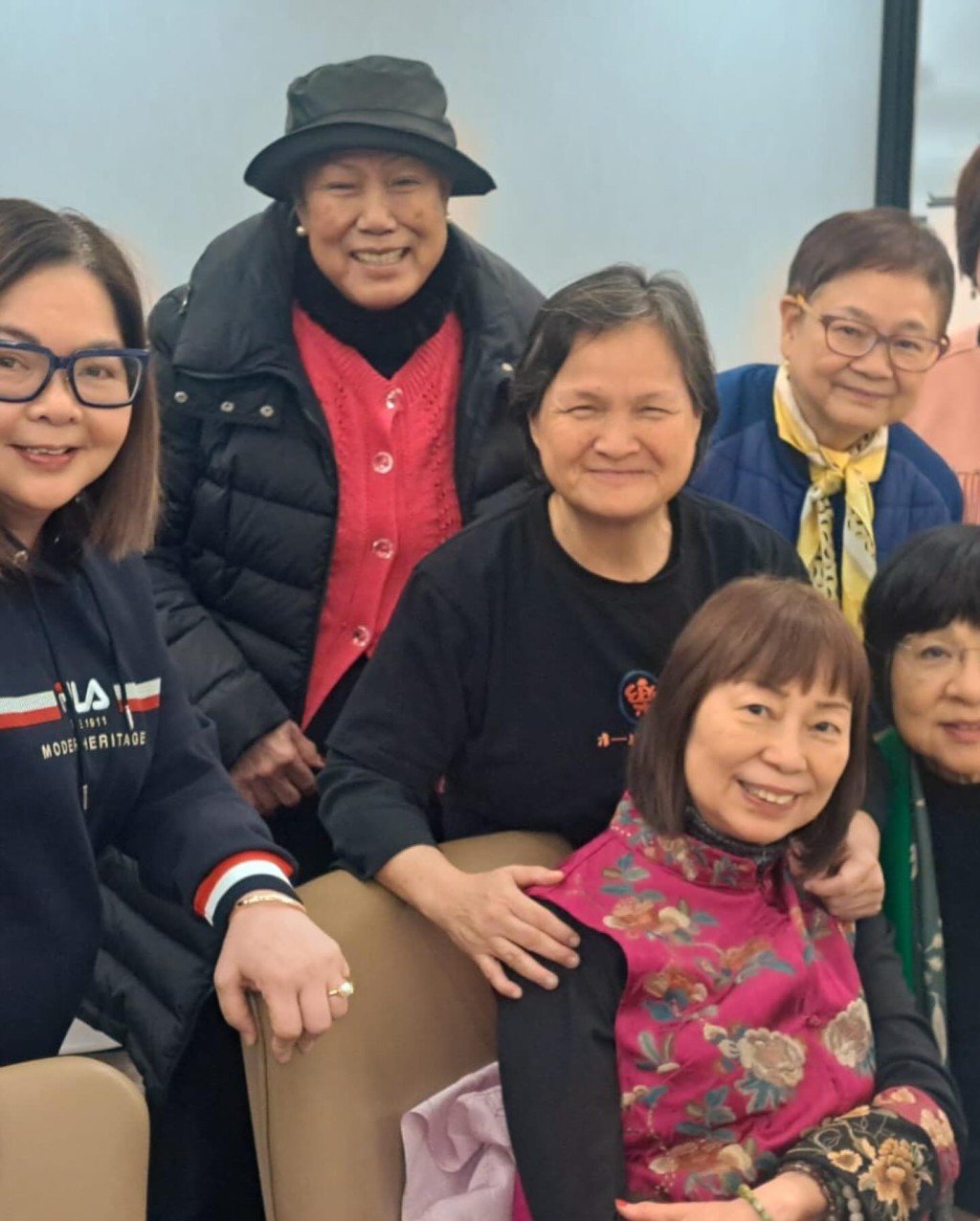 资深传媒人汪曼玲（后排右一）今年2月底分享一辑照片，见到古天乐妈妈（前排右一）与佘诗曼妈妈Lily（后排左二）又一同出席饭局。