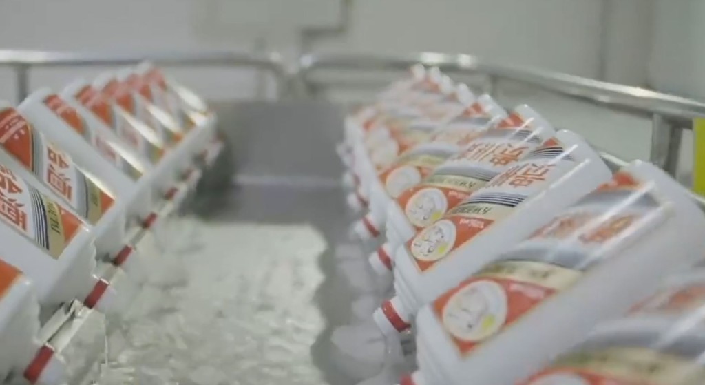 瑞幸公開與茅台聯名的醬香拿鐵原料生產記錄影片。