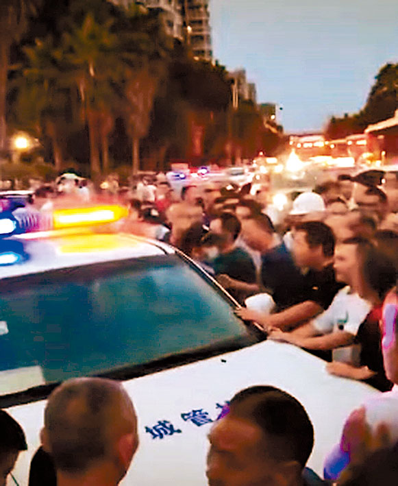 民眾推撞城管車輛。