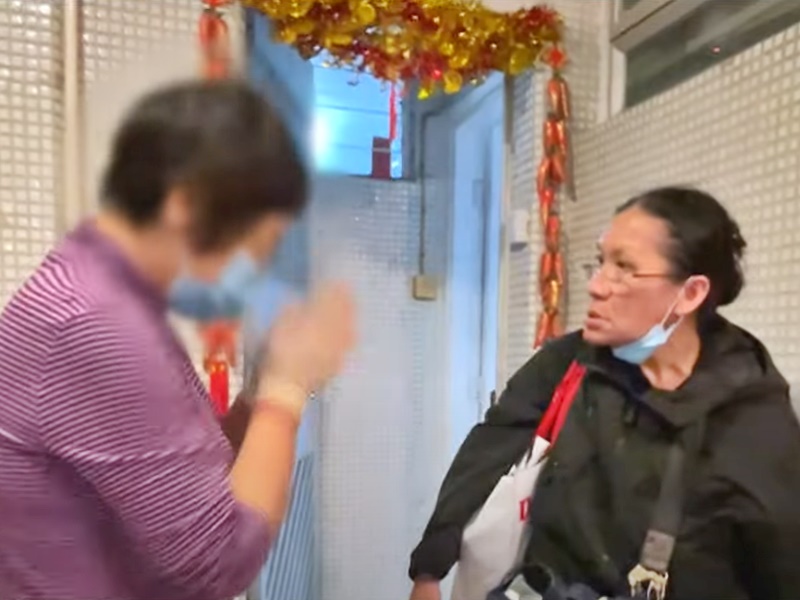 阿娟態度突然180度轉變,向美華雙手合十兼鞠躬道歉。網圖