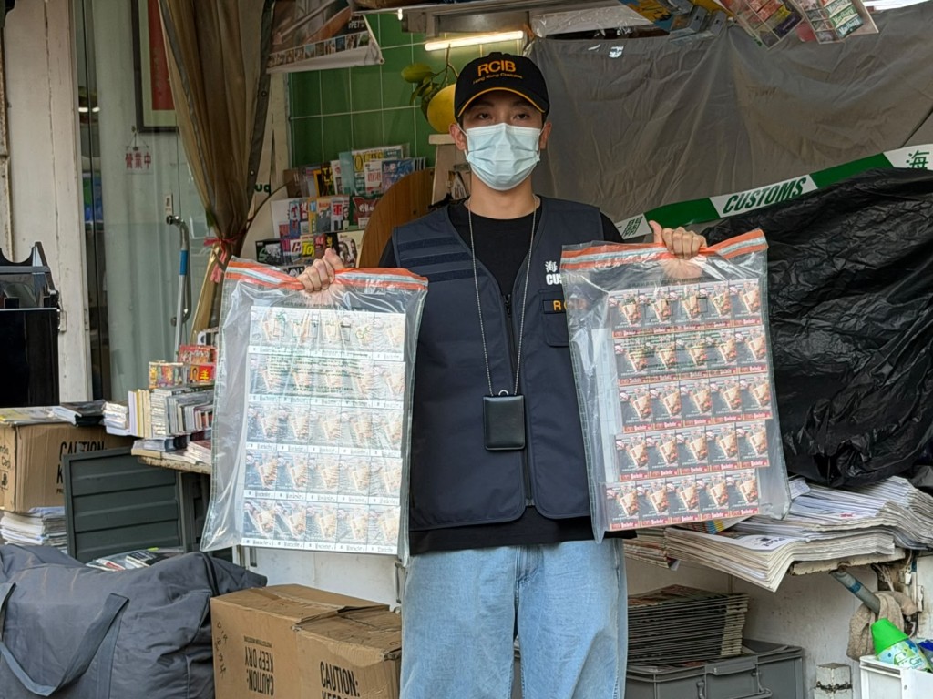 海關檢獲約12萬支懷疑未完稅私煙，市值約54萬元，應課稅值約40萬元。曾志恒攝