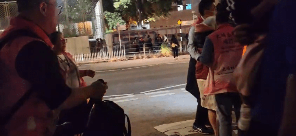 現場市民被送往東昌街社區會堂。