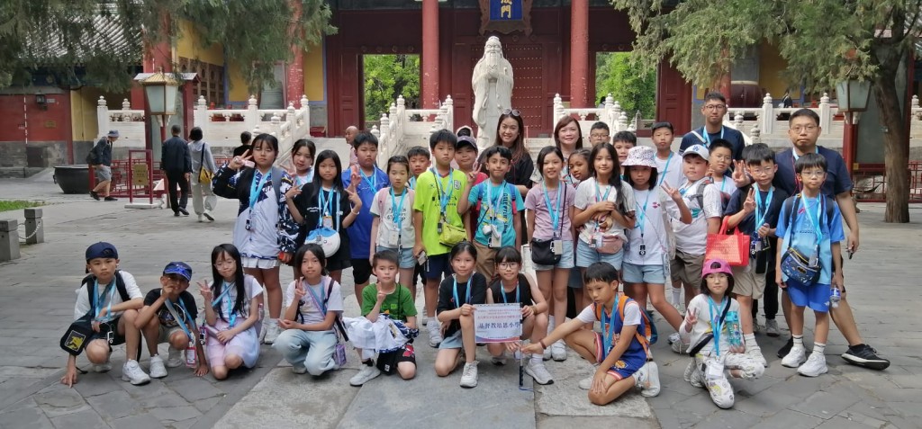 師生在孔廟與至聖先師雕像合影。 師生在孔廟與至聖先師雕像合影。