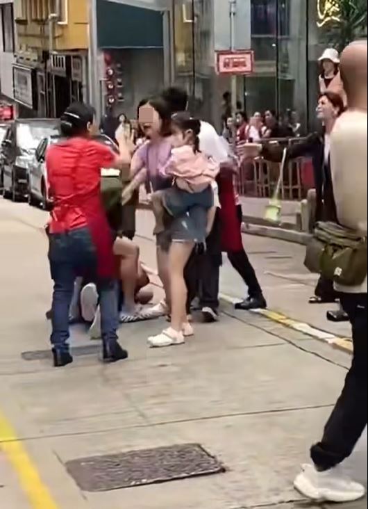 一名手抱婴儿的妇人在场。网上短片截图
