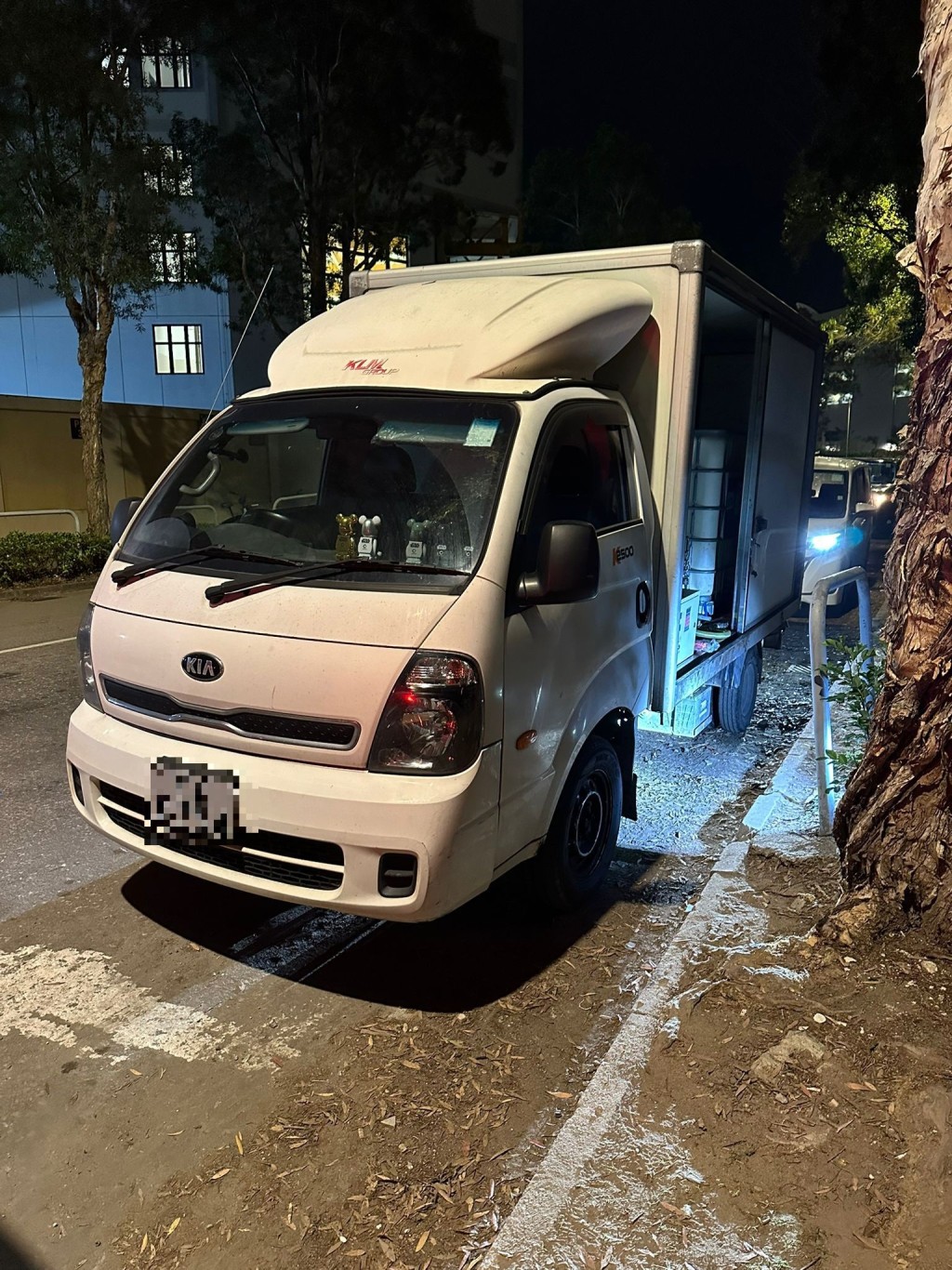 人員於將軍澳工業區駿日街搗破一個懷疑非法加油站。警方提供