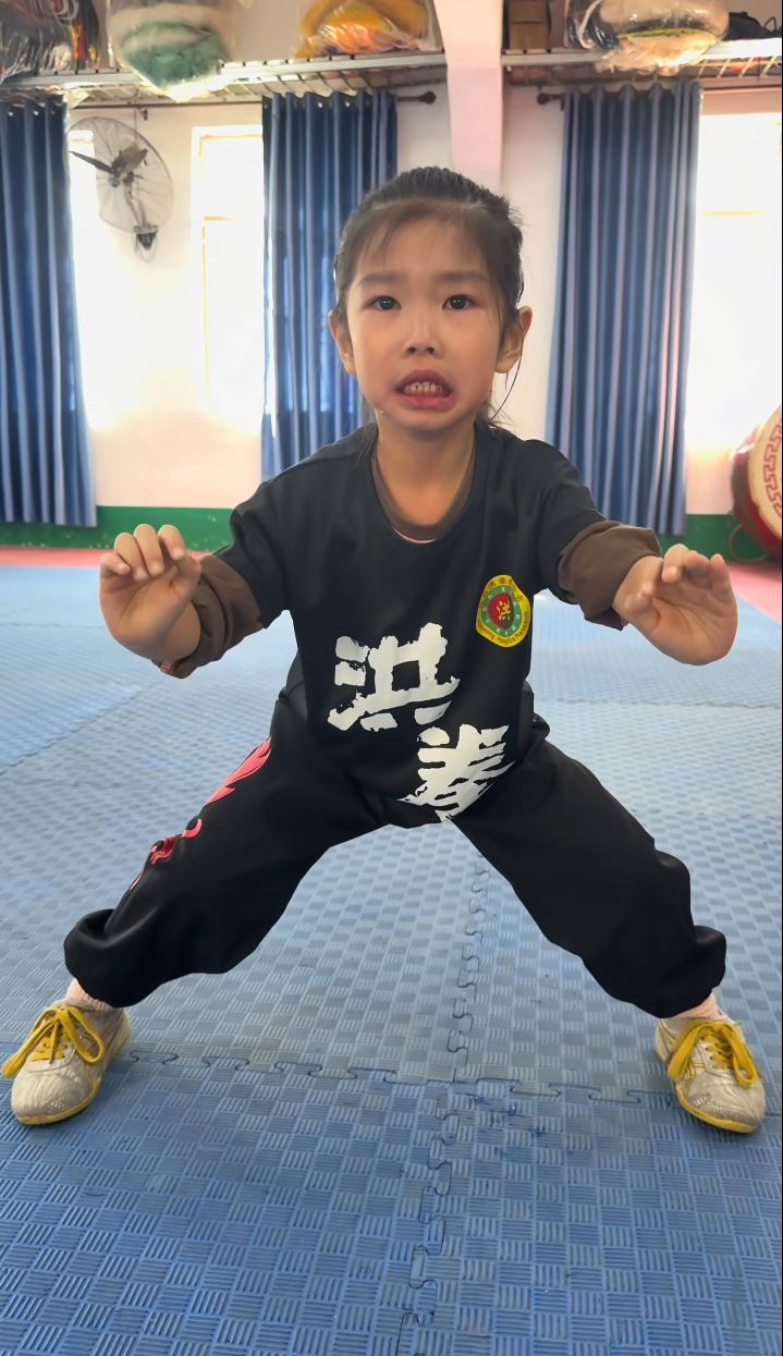 5岁的黄子君3岁时已开始刻苦练武，努力传承茂名洪拳。抖音