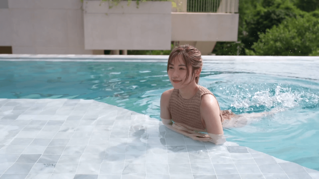 波波在泳池畅泳。 波波在泳池畅泳。