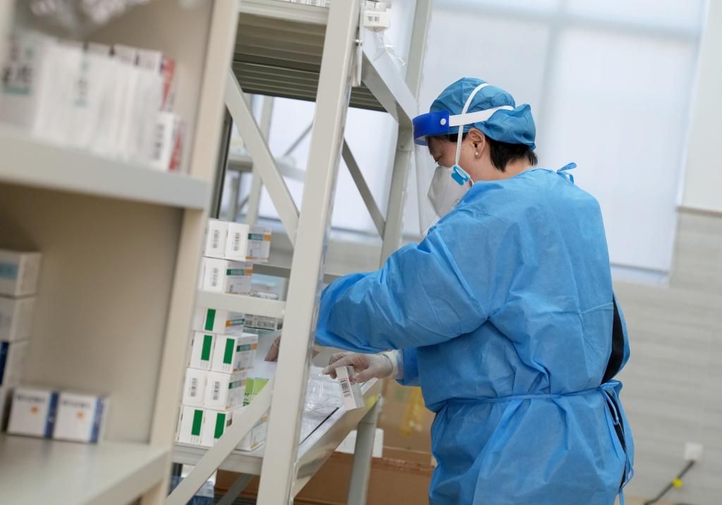 浦江社区卫生服务中心光继社区卫生服务站药房的工作人员在整理药品。新华社