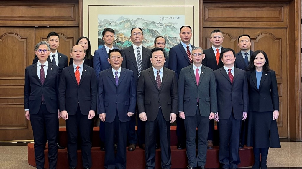 廉政專員胡英明（前排右三）與國務院港澳事務辦公室主任夏寶龍（前排中）會面。