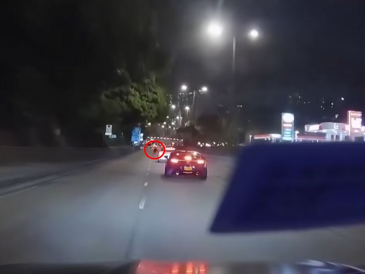 少年冲向车辆，司机见状停车。fb车cam L（香港群组）影片截图