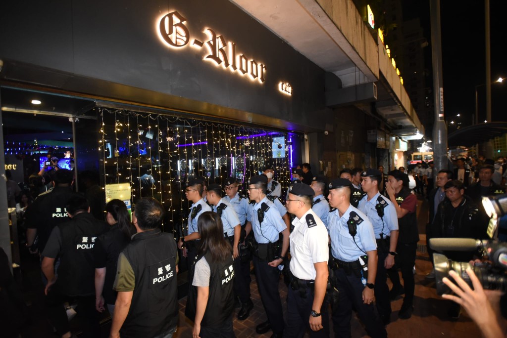 警方晚上10时许于屯门区内开展一连4日的犁庭扫穴行动，包括高调巡逻、查牌、拘捕违法人士。黄文威摄