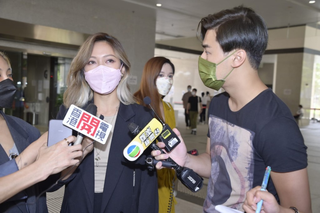 訪問中途陳潔玲突然出現表示要齊齊接受訪問!