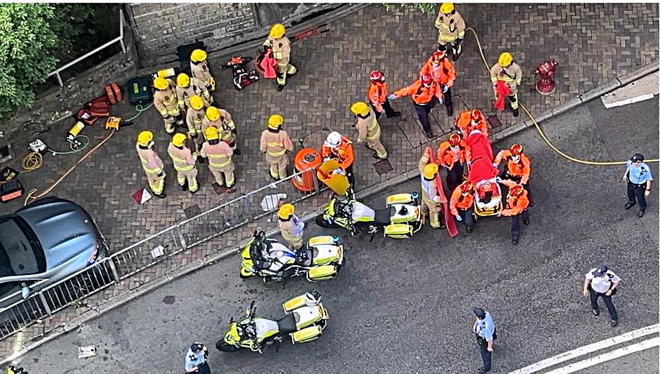 老婦被救出送院。網圖 老婦被救出送院。網圖