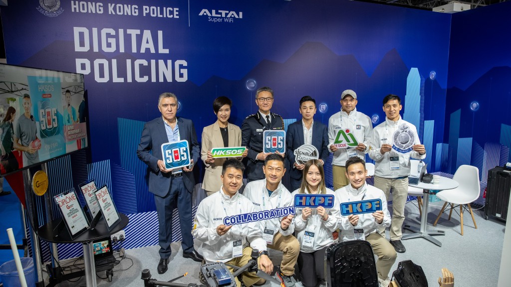 香港警方的智慧搜救方案早前在杜拜举行的世界警察高峰会展出，警务处处长萧泽颐亦有出席。