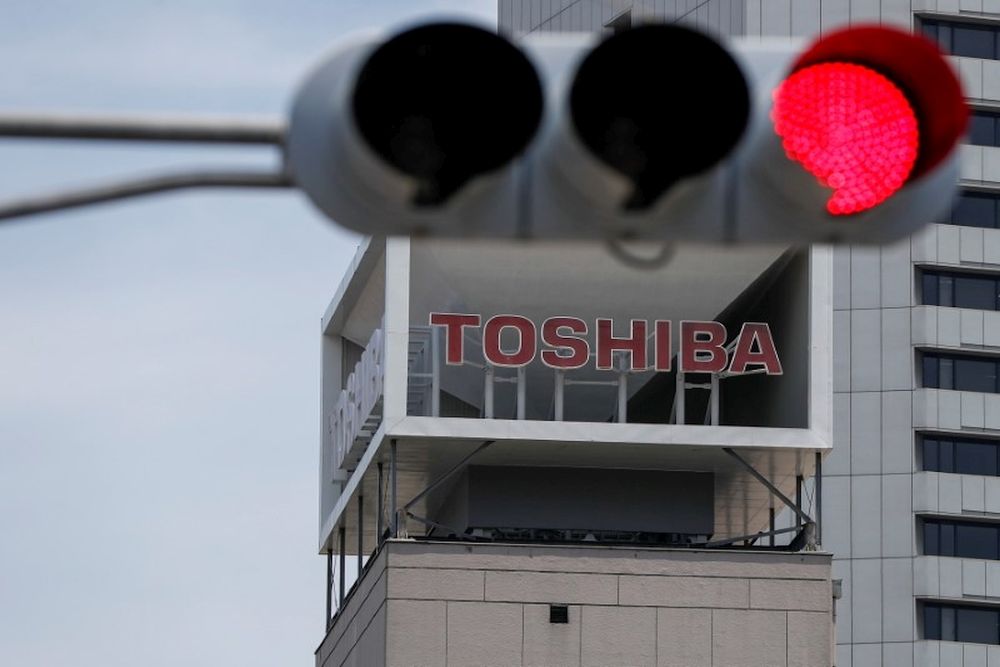 東芝公司在11月22 日召開臨時股東大會，通過私有化提案，宣布將於12月20日從東京證券交易所下市。 路透社