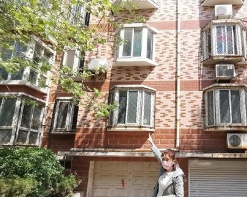 被撞破奸情的男子是从二楼跳窗逃走，致重度颅脑损伤，送院抢救数小时后死亡。(网图)