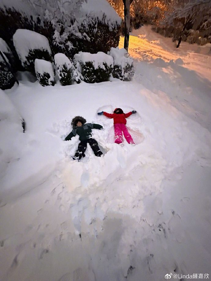 7岁大女Kelly（梁爱晨）和5岁的次子Jared(梁志诚)，一齐躺雪地。