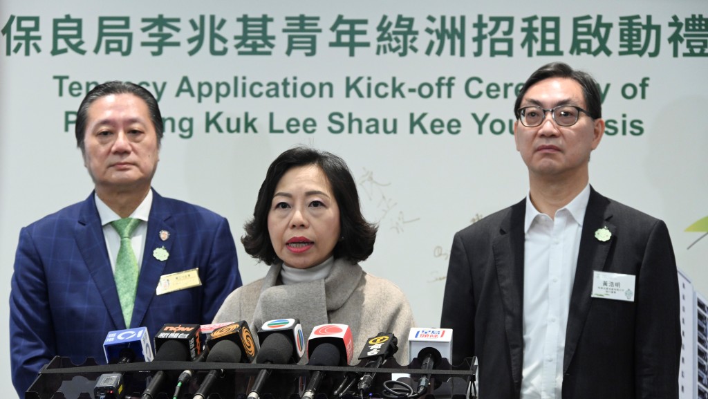 民青局長麥美娟（中）。蔡建新攝