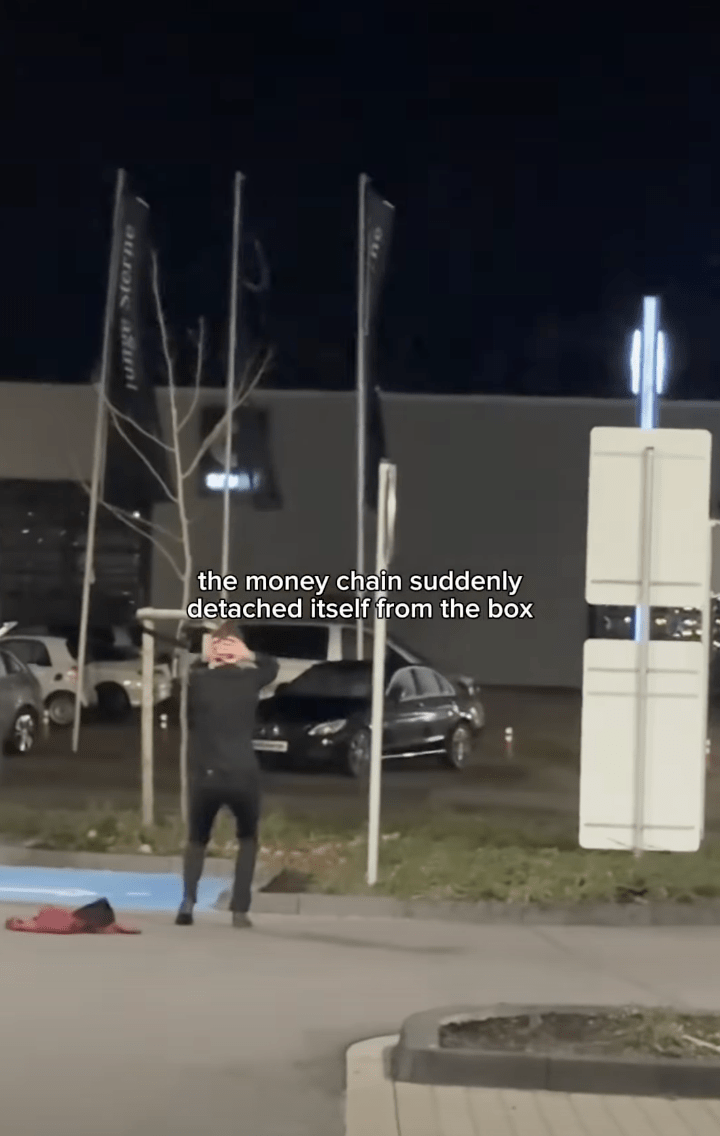 男方脫下外套試圖攔截不果。