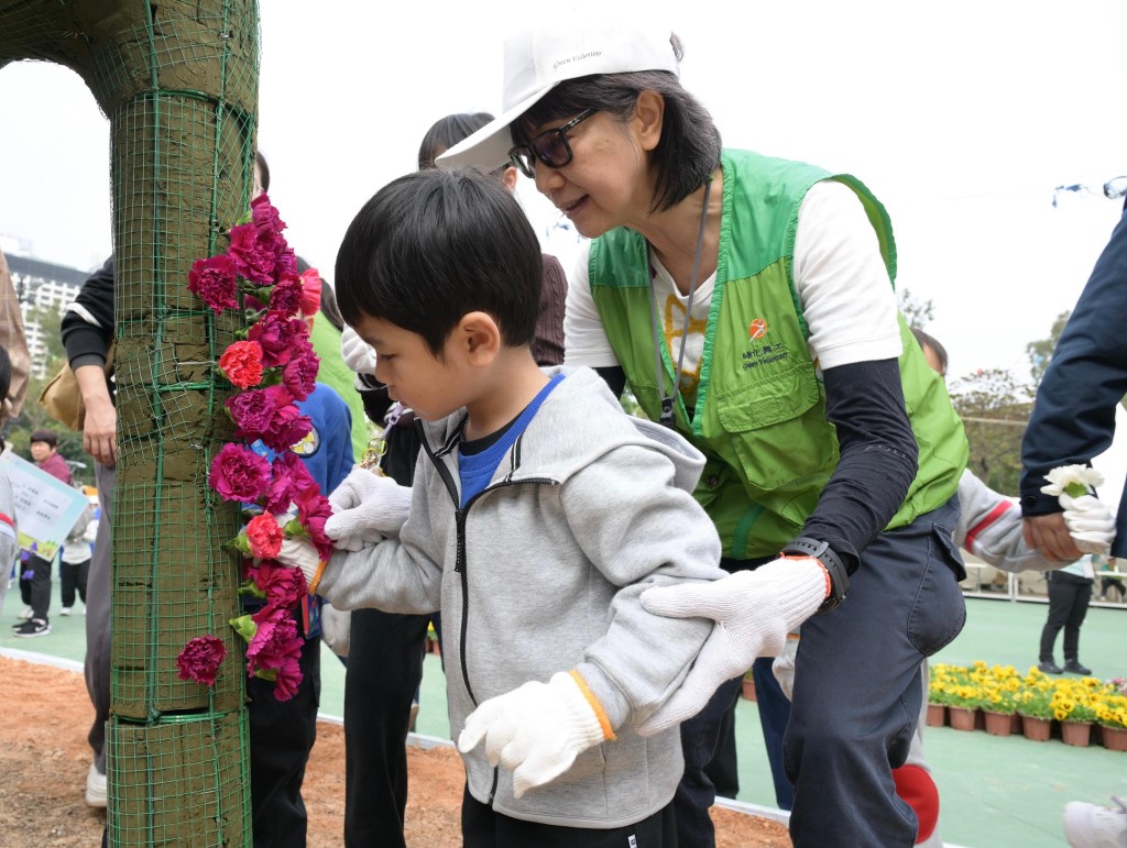 學生在義工指導下進行協助製作花壇。政府新聞處