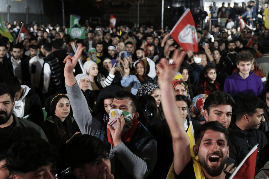 亲库德人民平等与民主党 (DEM Party) 的支持者庆祝土耳其迪亚巴克尔地方选举的初步结果。路透社